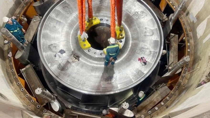 First turbine rotor installed at expanded Hoa Binh Hydropower Plant